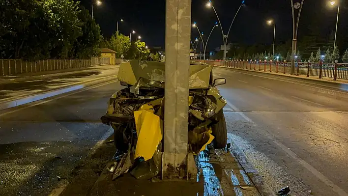 Kayseri'de otomobil sürücüsü önce levhalara sonra da direğe çarptı!