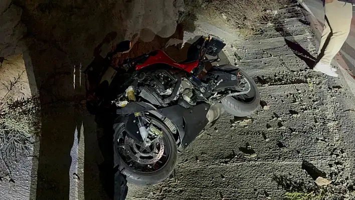 Kayseri'de otomobilin çarptığı motosiklet yan yattı!