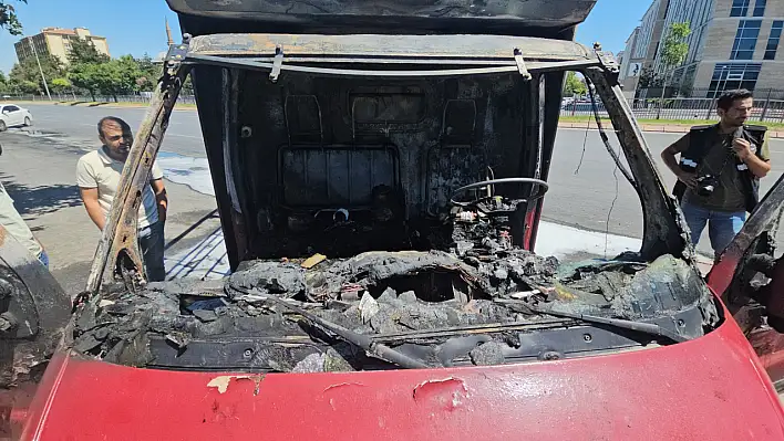 Kayseri'de park halindeki araç saniyeler içinde küle döndü
