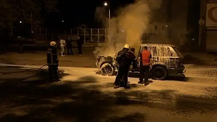 Kayseri'de park halindeki milyonluk araç cayır cayır yandı
