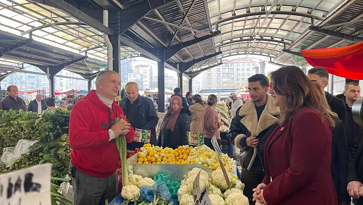 Kayseri'de pazarda vatandaş böyle dert yandı: Eşim emekli öğretmen, oğlum bize yardım ediyor! Limon alacağım, alamıyorum