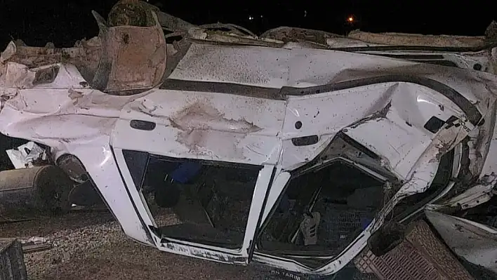 Kayseri'de refüje çarpan otomobil karşı yöne geçip devrildi: 5 kişi...