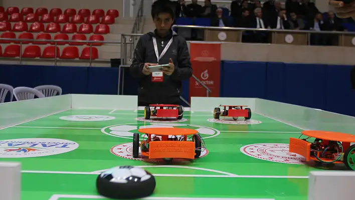 Kayseri'de robotlar futbol oynadı