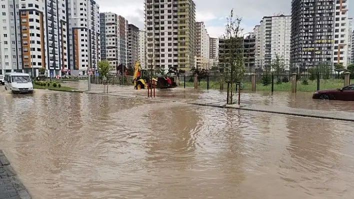 Mahsur kalanlar iş makineleriyle kurtarıldı