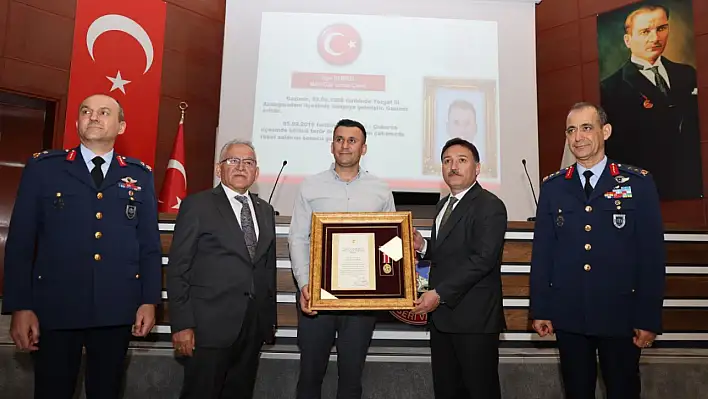 Kayseri'de şehit  aileleri ve gazilere övünç madalyası verildi