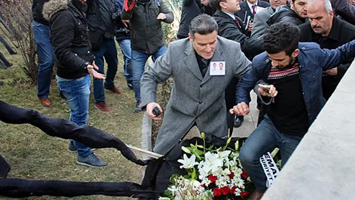 Kayseri'de şehit cenazesinde CHP çelengini parçaladılar