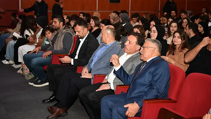 Kayseri'de sergilenen Aşık Veysel oyununu Başkan Büyükkılıç'da izledi!