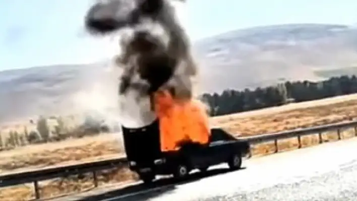 Kayseri'de seyir halindeki otomobil cayır cayır yandı