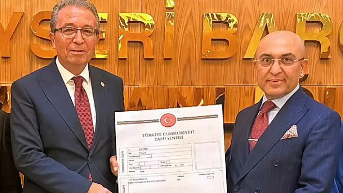 Kayseri'de tapuyu aldılar! Böyle poz verdiler