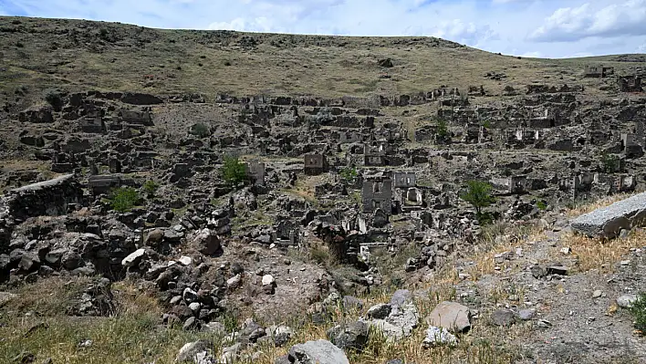 Kayseri'de taşınan mahallenin tek tanığı: 800 yıllık minare...