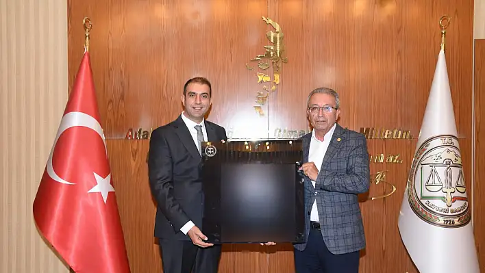 Kayseri'de tayini çıkan Cumhuriyet Başsavcısına Baro'dan anlamlı hediye