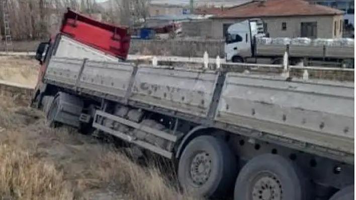 Kayseri'de tır mezarlığa girdi