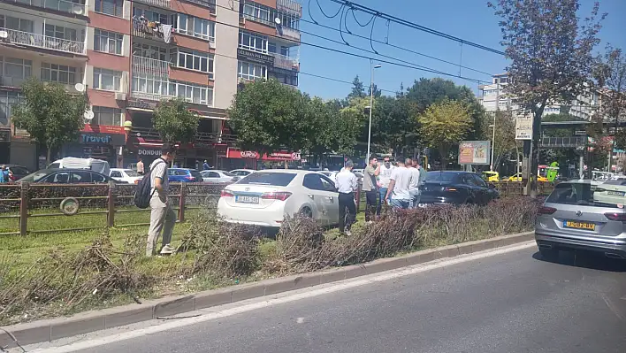 Kayseri'de tramvay ulaşımı aksadı! Kaza yapan iki araç raylara girdi