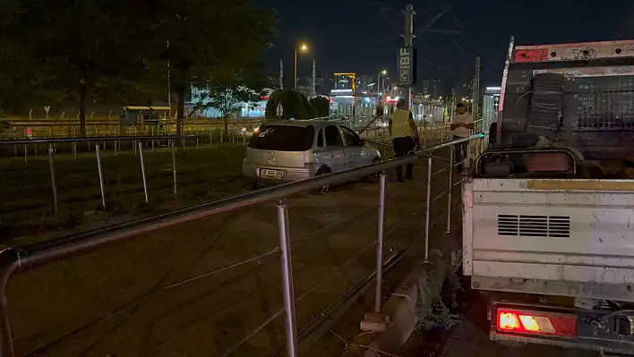 Kayseri'de tramvay yoluna girdi, önce kaçtı sonra pişman oldu
