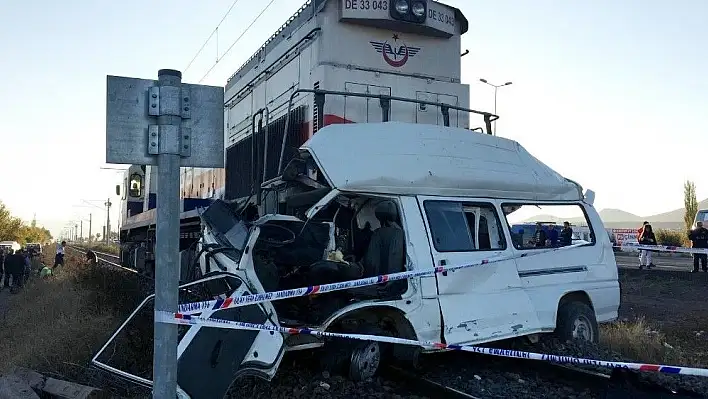 Kayseri'de tren minibüse çarptı: 2 ölü
