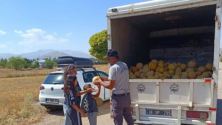 Kayseri'de ücretsiz kavun dağıtıldı