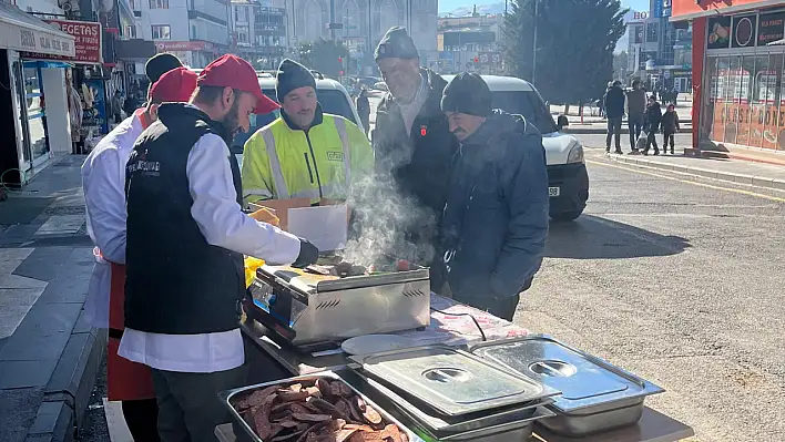 Kayseri'de ücretsiz sucuk ekmek dağıtılıyor!