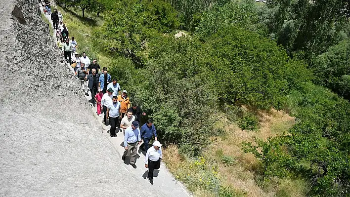 Kayseri'de Vali ve Başkan önde kalabalık arkasında nereye gidiyorlar?