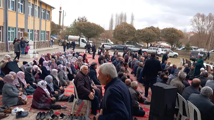 Kayseri'de vatandaşlar bakın ne için toplandı? 'Zor günlerden, kıtlıklardan geçiyoruz'