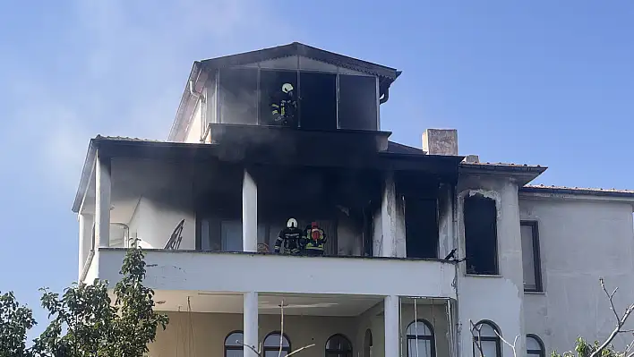 Kayseri'de 3 katlı villada yangın