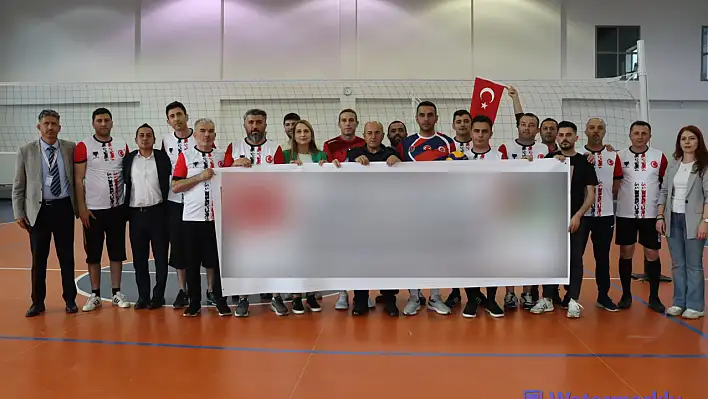 Kayseri'de voleybol turnuvasına damga vuran pankart