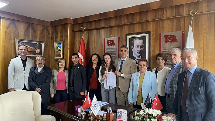 Kayseri'de yeni yönetim görevi devraldı! Yeni Başkan'a ilk sürprizi kızı yaptı