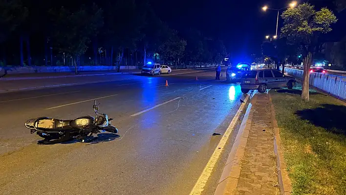 Kayseri'de yol savaş alanına döndü: Otomobil refüje çıktı, motosiklet 50 m savruldu