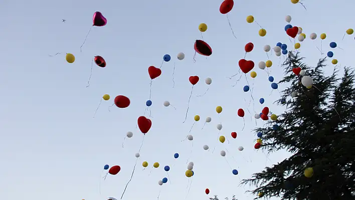 Kayseri'de yüzlerce balon umuda uçtu