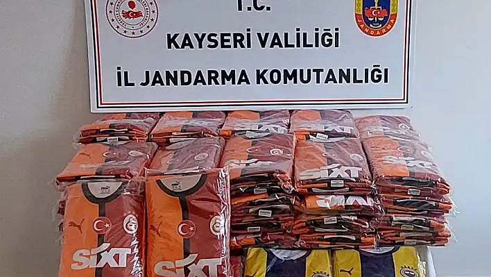 Kayseri'de yüzlerce sahte eşofman ele geçirildi