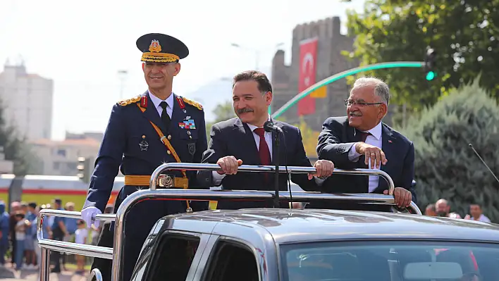 Kayseri'de Zafer Bayramı coşku ile kutlandı