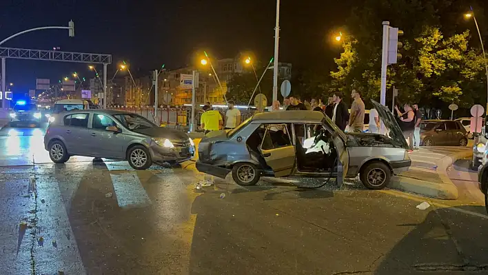 Kayseri'deki kazada otomobil ortadan büküldü! Yaralılar var