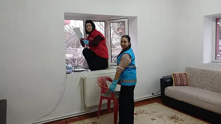 Kayseri'deki öğrencilerden alkışlanacak hareket! Güleser teyze çok memnun kaldı