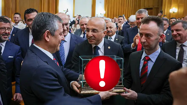 Kayseri hediyesi CHP Lideri Özgür Özel'i mutlu etti! Özel hediyeyi meraklı gözlerle inceledi