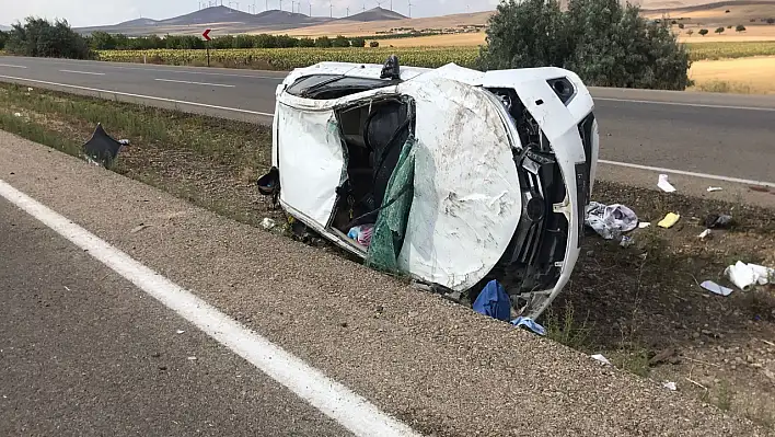 Kayseri'den Kırıkkale istikametine giden aile Mucur'da kaza yaptı