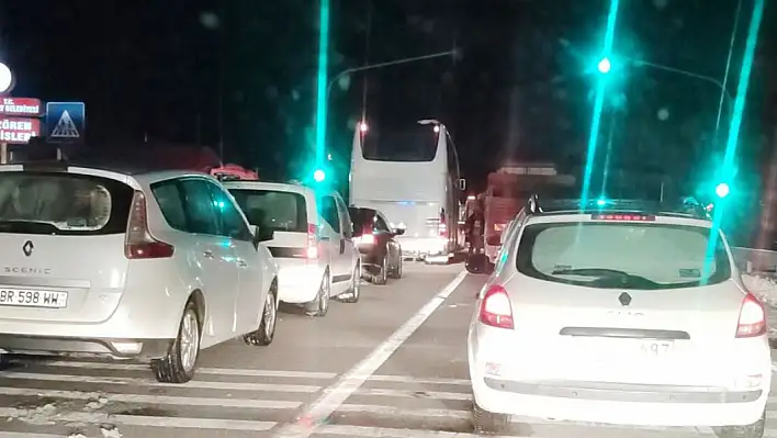 Kayseri'den yola çıktılar - Konya'da 7 saattir yolun açılmasını bekliyorlar