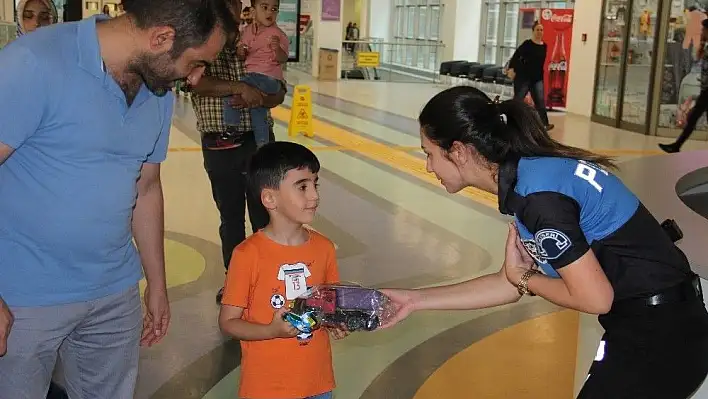 Kayseri Emniyet Müdürlüğünden Şehir Hastanesinde Tedavi Gören Çocuklara Ziyaret
