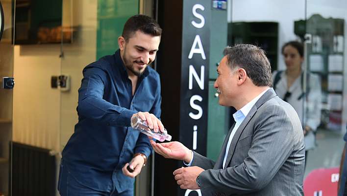 Kayseri esnaf Vali'yi görünce kolonya tuttu!