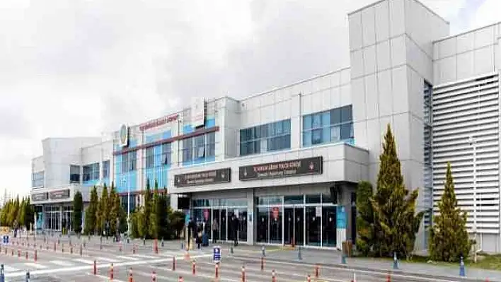 Kayseri havalimanı mayıs ayında kaç kişiye hizmet verdi?