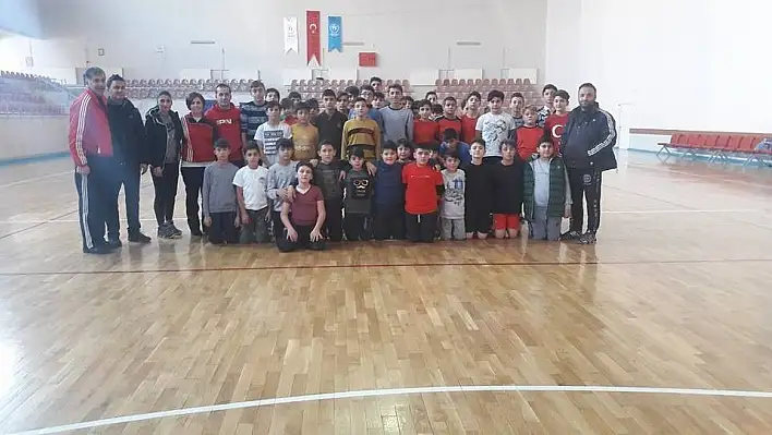 Kayseri Hentbol'de Anadolu Yıldızlar Ligi kız ve erkek takımı seçmeleri yapıldı