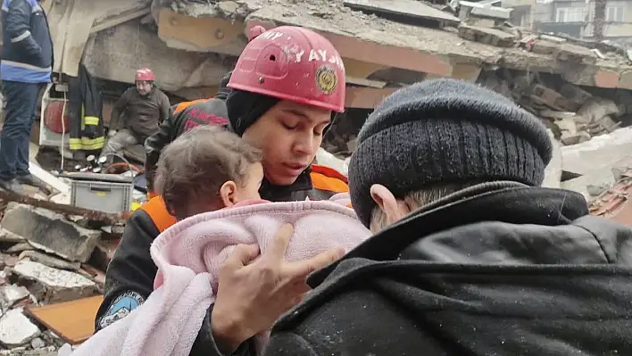 Kayseri'den giden ekipler can kurtarmaya devam ediyor...