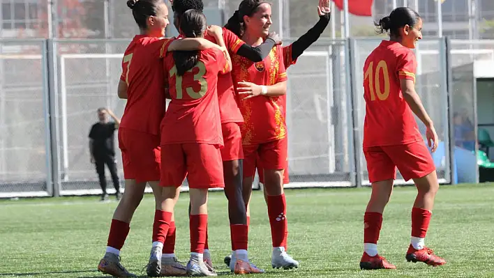 Kayseri Kadın FK 4'ledi, liderliği bırakmadı