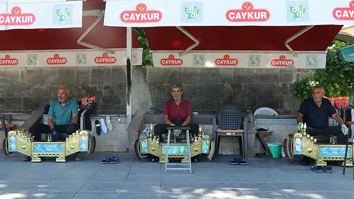 Kayseri Kalesi'ni ayakta tutan 3 usta!