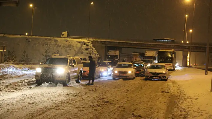 Kayseri-Malatya karayolu saatlerdir kapalı