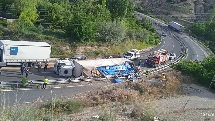 Kayseri-Malatya yolunda TIR devrildi, yol kapandı