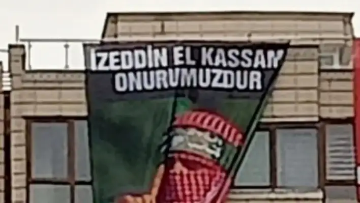 Kayseri Meydanı'nda asılan bu afiş tepki gördü!