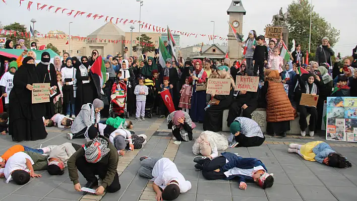 Kayseri meydanında dikkat çeken gösteri! Çocuklar yere yattı...