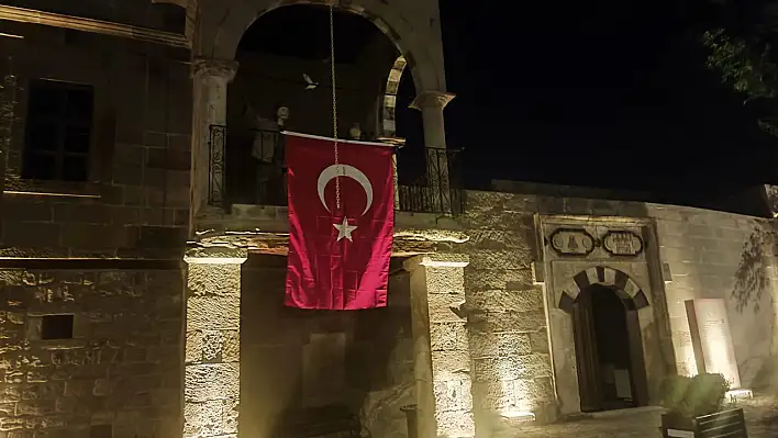Kayseri'nin dört bir yanı bayraklarla donatıldı