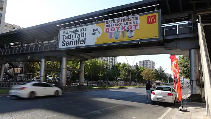 Kayseri'nin en işlek bulvarındaki reklamın üzerine bakın ne asıldı!