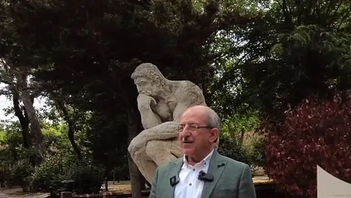 Kayseri'nin eski milletvekili başında video çekti. Acaba bu heykel bize ne diyor?