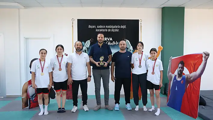 Kayseri'nin minik güreşçileri 6 bin kişi arasından şampiyon oldular